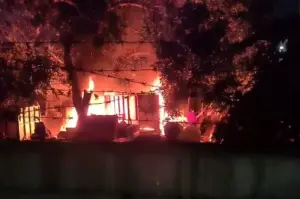 Kebakaran lapak rongsok di Jakarta Timur, Kamis (16/1/2025) dinihari. ANTARA/HO-Gulkarmat Jaktim (Gulkarmat Jaktim)