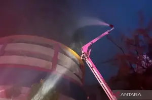Petugas mengerahkan high pressure pump unit untuk memadamkan api yang membakar Gedung Glodok Plaza, Taman Sari, Jakarta Barat, Kamis (16/1/2025). (ANTARA/Fathur Rochman)