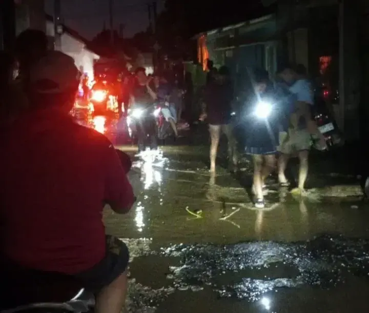Salah satu lokasi banjir di Cirebon, Jumat (17/1/2025) malam WIB.* Soleh/Divipromedia Salah satu lokasi banjir di Cirebon, Jumat (17/1/2025) malam WIB.* Soleh/Divipromedia