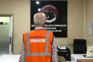 Imigrasi Depok melakukan Deportasi seorang Warga Negara Asing (WNA) berkebangsaan Turki berinisial AC. (ANTARA/ Foto: dok imigrasi Depok)
