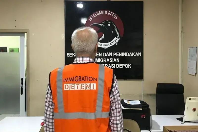 Imigrasi Depok melakukan Deportasi seorang Warga Negara Asing (WNA) berkebangsaan Turki berinisial AC. (ANTARA/ Foto: dok imigrasi Depok)