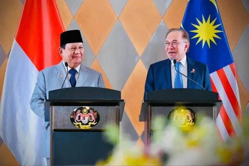 Presiden RI Prabowo Subianto (kiri) dan PM Anwar Ibrahim memberikan pernyataan pers bersama usai pertemuan bilateral di Menara Kembar Petronas, Kuala Lumpur City Centre (KLCC), Kuala Lumpur, Malaysia, Senin (27/1/2025). (ANTARA/HO-Biro Pers Sekretariat Presiden)