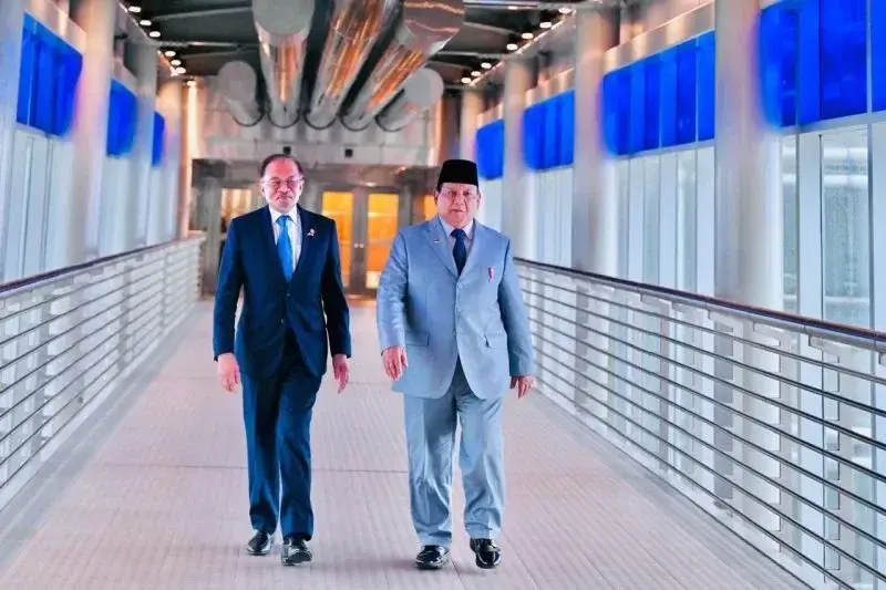 Presiden RI Prabowo Subianto bersama Perdana Menteri Malaysia Anwar Ibrahim saat berkunjung ke skydeck yang berada di Menara Kembar Petronas Kuala Lumpur Malaysia, pada Senin (27/1/2025). Keduanya tampak berbincang hangat seraya menikmati pemandangan kota Kuala Lumpur dari jembatan langit yang menghubungkan kedua menara di lantai 42 tersebut. ANTARA/HO-BPMI Sekretariat Presiden.