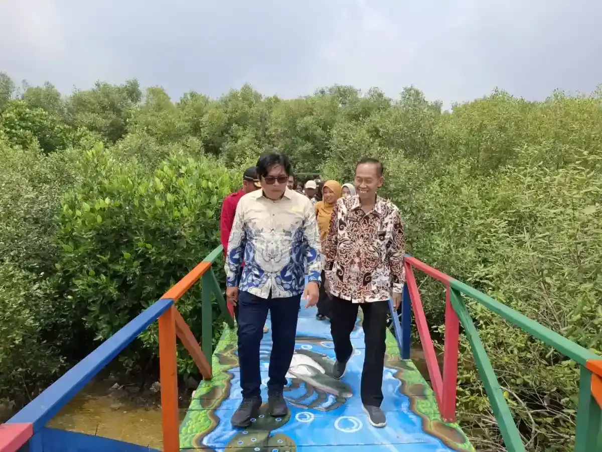 Staf Ahli Bidang Kemasyarakatan dan SDM Setda Kabupaten Cirebon, Sudiharjo, yang hadir mewakili Pj Bupati Cirebon, pada peresmikan Wisata Dewi Bahari dan Mangrove Kasih Sayang di Desa Mundu Pesisir, Kecamatan Mundu, Kamis (23/1/2025). (Dok.Wahyu Ariffudin/Divipromedia)