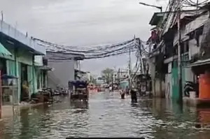 Banjir rob merendam jalan dan pemukiman warga di Jalan Dermaga Ujung 1 Kawasan Muara Angke Jakarta Utara pada Minggu (12/1/2025) (ANTARA/HO-Dokumentasi Pribadi)