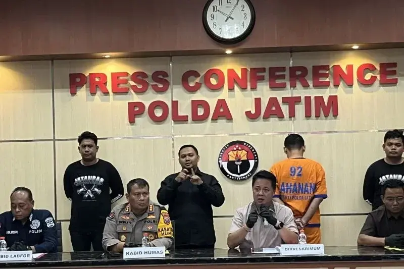 Polisi saat merilis pengungkapan kasus pembunuhan dan mutilasi mayat dalam koper di Mapolda Jatim, Surabaya, Senin (27/12025). (ANTARA/Willi Irawan)