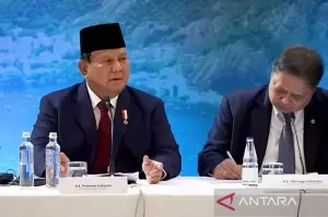 Tangkapan layar - Presiden RI Prabowo Subianto didampingi Menko Perekonomian Airlangga Hartarto (kanan), berbicara dalam Forum Bisnis Indonesia-Brasil yang digelar di Rio de Janeiro, Brasil, pada Minggu (17/11) waktu setempat yang disaksikan melalui YouTube Sekretariat Presiden di Jakarta, Senin (18/11/2024). ANTARA/Mentari Dwi Gayati/aa.