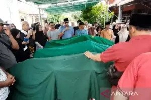 Suasana rumah duka satu keluarga yang meninggal akibat kecelakaan tragis di Pekanbaru. *(ANTARA/Annisa Firdausi)