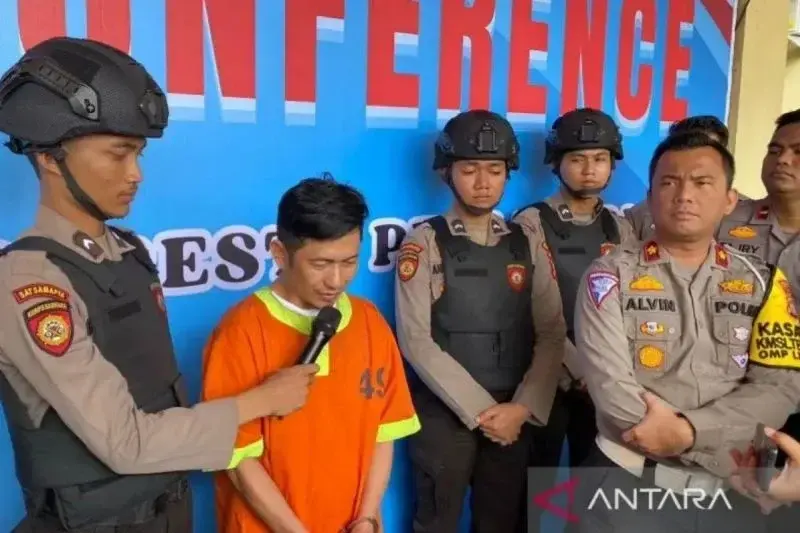 Pengemudi Mobil Antoni Romansyah (44) yang tewaskan satu keluarga di Jalan Hangtuah Pekanbaru saat konferensi pers di Polresta Pekanbaru.* (ANTARA/Annisa Firdausi)