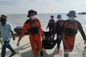 Tim Pencarian dan Pertolongan Gabungan di Babel melakukan evakuasi korban nelayan yang hilang di Perairan Toboali, Bangka Selatan.* (Antara/HO-Humas Kantor SAR Pangkalpinang)