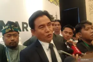 Menteri Koordinator Bidang Hukum, HAM, Imigrasi dan Pemasyarakatan Yusril Ihza Mahendra diwawancarai wartawan di sela pembukaan Muktamar VI Partai Bulan Bintang (PBB) di Denpasar, Bali, Senin malam (13/1/2025) ANTARA/Dewa Ketut Sudiarta Wiguna