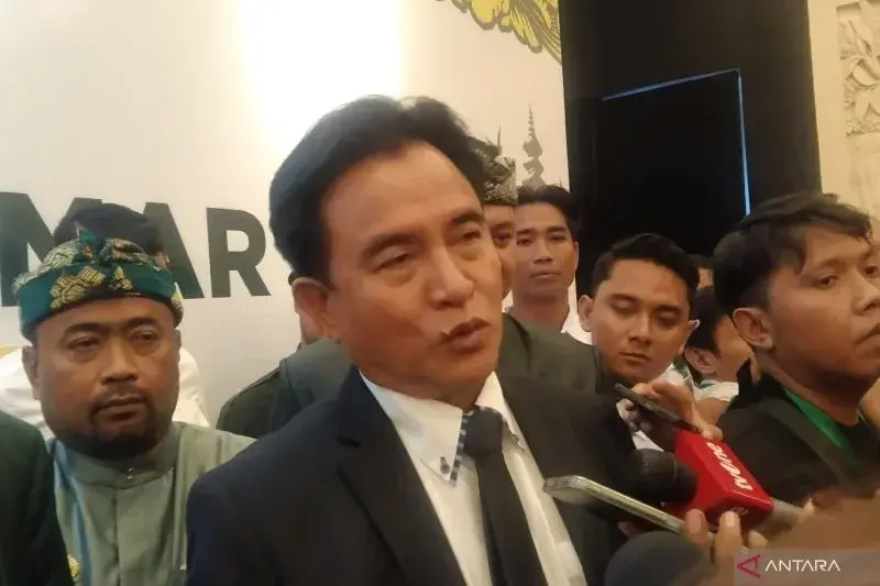 Menteri Koordinator Bidang Hukum, HAM, Imigrasi dan Pemasyarakatan Yusril Ihza Mahendra diwawancarai wartawan di sela pembukaan Muktamar VI Partai Bulan Bintang (PBB) di Denpasar, Bali, Senin malam (13/1/2025) ANTARA/Dewa Ketut Sudiarta Wiguna