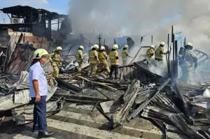 Sejumlah petugas saat menangani kebakaran yang terjadi di kawasan padat penduduk di Kemayoran Gempol, Jakarta Pusat, Rabu (15/1/2025). ANTARA/Ho-Sudin Gulkarmat Jakpus (H)
