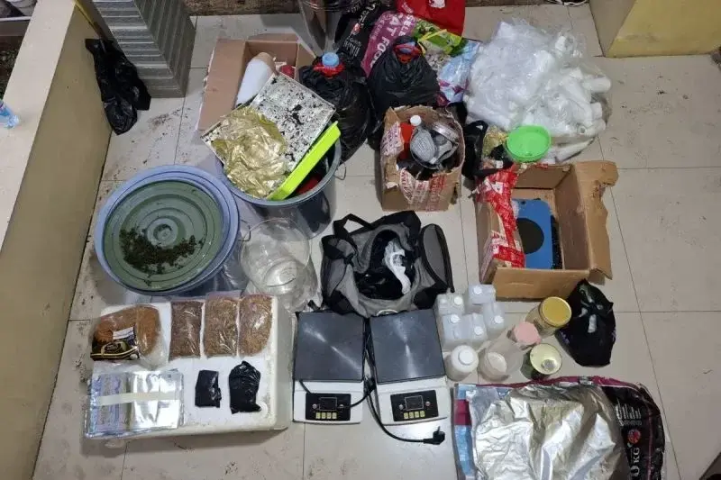 Sejumlah barang bukti yang disita dari para tersangka hasil pengungkapan kasus pembuatan narkotika di Depok, Jawa Barat. ANTARA/Ho-Polres Metro Jakpus