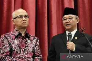 Menteri Pendidikan Dasar dan Menengah (Mendikdasmen) Abdul Mu'ti (kanan) dalam konferensi pers di Jakarta, Senin (20/1/2025). ANTARA/Sean Filo Muhamad)