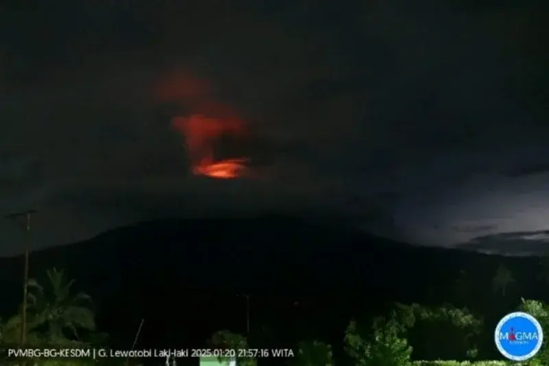 Gunung Lewotobi Laki-laki di Kabupaten Flores Timur (Flotim), Nusa Tenggara Timur (NTT) pada Senin pukul 21:48 WITA mengalami erupsi dan melontarkan abu vulkanik setinggi kurang lebih 700 meter dari kawahnya. (ANTARA/HO-PVMBG.)