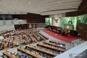 Ketua DPR RI Puan Maharani saat berpidato dalam Rapat Paripurna di Kompleks Parlemen, Jakarta, Selasa (21/1/2025). (ANTARA/Bagus Ahmad Rizaldi)