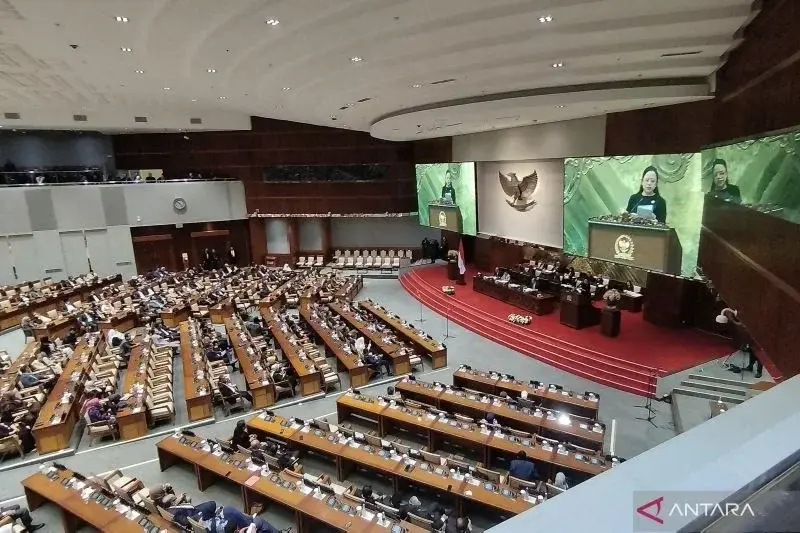 Ketua DPR RI Puan Maharani saat berpidato dalam Rapat Paripurna di Kompleks Parlemen, Jakarta, Selasa (21/1/2025). (ANTARA/Bagus Ahmad Rizaldi)