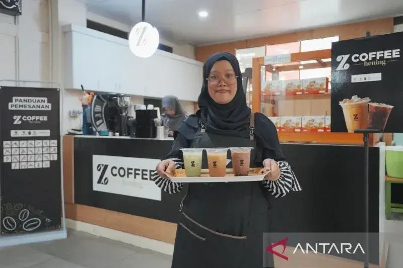 Seorang pelayan kafe ZCoffee Hening memperlihatkan sejumlah produk yang dijual. ZCoffee Hening merupakan program pemberdayaan ekonomi disabilitas yang diinisiasi oleh Badan Amil Zakat Nasional (Baznas) RI. ANTARA/HO-Baznas RI