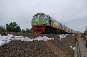 Rangkaian KA melintas jalur rel di perlintasan antara Stasiun Gubug dan Stasiun Karangjati, Kabupaten Grobogan, Jateng, Jumat (24/1/2025). ANTARA/IC Senjaya