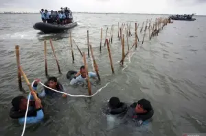Pasukan Komando Pasukan Katak (Kopaska) TNI-AL membongkar pagar laut di kawasan Pantai Tanjung Pasir, Kabupaten Tangerang, Banten, Rabu (22/1/2025). ANTARA FOTO/Muhammad Iqbal/agr