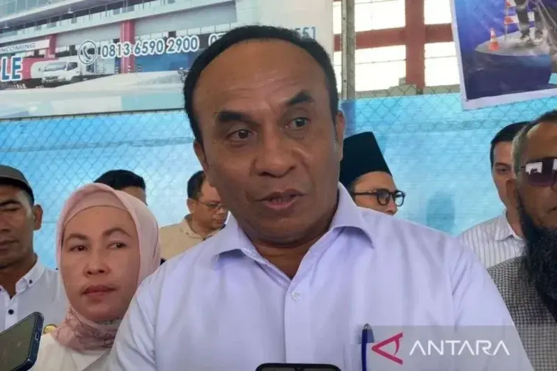 Sekretaris Dirjen BP2MI Brigjen Pol Dayan Victor Imanuel Blegur saat diwawancarai terkait WNI yang tewas ditembak aparat Malaysia. (ANTARA/Annisa Firdausi)