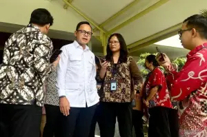 Wakil Menteri Dalam Negeri Bima Arya Sugiarto (dua kiri) melayani permintaan wawancara cegat wartawan selepas sidang kabinet di Kompleks Istana Kepresidenan, Jakarta, Rabu (22/1/2025). ANTARA/Genta Tenri Mawangi.