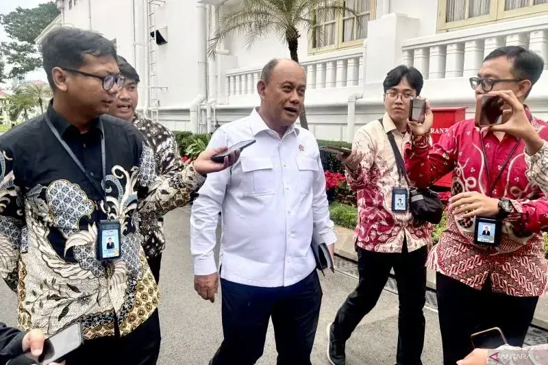 Kepala Badan Gizi Nasional (BGN) Prof. Dadan Hindayana (tengah) melayani permintaan wawancara wartawan selepas sidang kabinet di Kompleks Istana Kepresidenan di Jakarta, Rabu (22/1/2025). ANTARA/Genta Tenri Mawangi Kepala Badan Gizi Nasional (BGN) Prof. Dadan Hindayana (tengah) melayani permintaan wawancara wartawan selepas sidang kabinet di Kompleks Istana Kepresidenan di Jakarta, Rabu (22/1/2025). ANTARA/Genta Tenri Mawangi