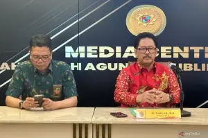 Juru Bicara MA, Yanto (kanan) saat memberikan keterangan pers di Gedung MA, Jakarta, Kamis (2/1/2025).* (ANTARA/Rio Feisal)