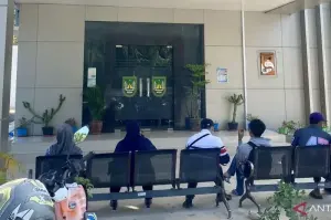 Masyarakat menunggu pelayanan di Kantor Dinas Tenaga Kerja (Disnaker) Kota Batam, Provinsi Kepri.* (ANTARA/Amandine Nadja)