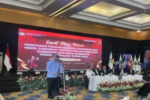 Pasangan Gubernur dan Wakil Gubernur Maluku terpilih saat menyampaikan pidatonya usai ditetapkan KPU Maluku. (ANTARA/Winda Herman)