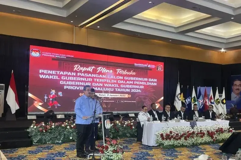 Pasangan Gubernur dan Wakil Gubernur Maluku terpilih saat menyampaikan pidatonya usai ditetapkan KPU Maluku. (ANTARA/Winda Herman)