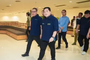 Menteri Badan Usaha Milik Negara (BUMN) Erick Thohir saat meninjau progres pengembangan terminal khusus jamaah umrah dan haji di Terminal 2F Bandara Internasional Soekarno-Hatta, Tangerang, Banten, Rabu (1/1/2025).* (ANTARA/HO-Kementerian BUMN)