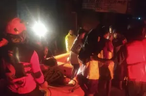 BPBD mengevakuasi warga yang terdampak banjir di lima kecamatan di Pasuruan, Senin (20/1/2025). (ANTARA/HO-Kominfo Kabupaten Pasuruan)