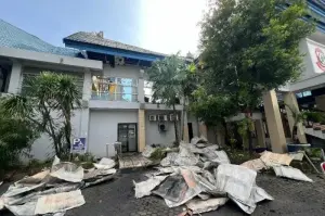 Puing - puing kebakaran dari kantor Dinas Pendidikan Kota Makassar, Minggu (12/1/2025). ANTARA/HO/Pemkot Makassar