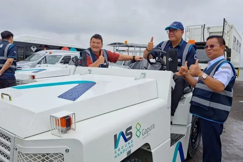 Direktur Utama InJourney Aviation Services (IAS), Dendi Danianto menunjukan oprasional pelayanan bandara di Terminal 1 Bandara Internasional Soekarno-Hatta, Tangerang, Banten.(Azmi Samsul Maarif)