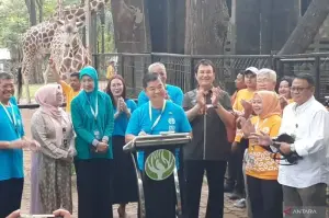 Penjabat (Pj.) Gubernur DKI Jakarta Teguh Setyabudi saat memberi nama anak jerapah yang lahir pada 3 Desember 2024 dengan nama Rajaka di Taman Margasatwa Ragunan (TMR). Dalam kesempatan tersebut, Pj. Gubernur Teguh turut meresmikan maskot dan logo baru TMR. ANTARA/Lia Wanadriani Santosa