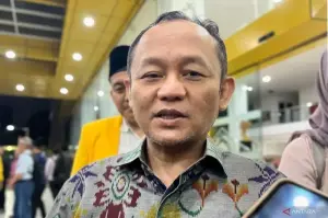 Anggota Komisi VI DPR RI Muhammad Sarmuji saat memberikan keterangan kepada awak media di kawasan Kemanggisan, Jakarta, Rabu (22/1/2025) malam. ANTARA/Narda Margaretha Sinambela