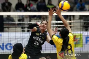 Pebola voli putri Jakarta Popsivo Polwan Shella Bernadetta (tengah) melakukan smes yang coba ditahan pebola voli Gresik Petrokimia Pupuk Indonesia Rika Dwi Latri (kanan) dan Ajeng Viona Adelea (kiri) dalam pertandingan Proliga 2025 Putaran Pertama Minggu Ketiga di GOR Ken Arok, Malang, Jawa Timur, Sabtu (18/1/2025). Jakarta Popsivo mengalahkan Gresik Petrokimia dengan skor 3-0 (25-13, 25-22, 25-19). ANTARA FOTO/Ari Bowo Sucipto/Spt.