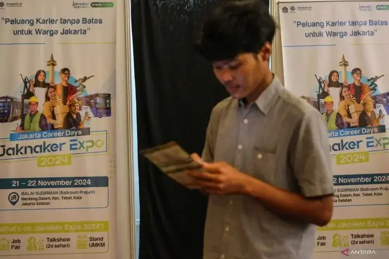 Pencari kerja memeriksa informasi lowongan pekerjaan pada acara Jaknaker Expo 2024 di Balai Sudirman, Jakarta, Jumat (22/11/2024). ANTARA FOTO/Asprilla Dwi Adha/Spt.
