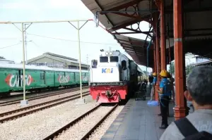 Sejumlah pelanggan bersiap naik kereta api di Stasiun Madiun, Jawa Timur, Rabu (15/1/2025). ANTARA/HO-Humas Daop 7 Madiun