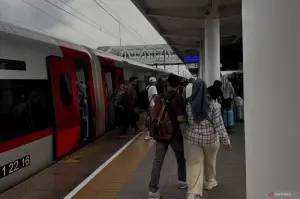 Situasi para penumpang kereta cepat Whoosh di Stasiun Padalarang, Kabupaten Bandung Barat, Jawa Barat, Senin (21/1/2025). ANTARA/Rubby Jovan