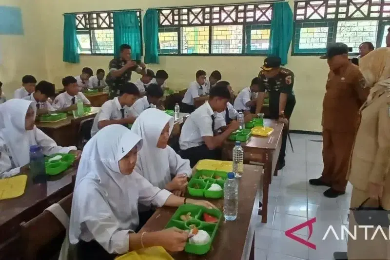 Kegiatan makan bergizi gratis di UPTD SMPN 1 Kayen Kidul, Desa Sukoharjo, Kecamatan Kayen Kidul, Kabupaten Kediri, Jawa Timur, Senin (13/1/2025). ANTARA/ Asmaul Kegiatan makan bergizi gratis di UPTD SMPN 1 Kayen Kidul, Desa Sukoharjo, Kecamatan Kayen Kidul, Kabupaten Kediri, Jawa Timur, Senin (13/1/2025). ANTARA/ Asmaul