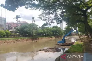 Alat berat sedang dioperasikan untuk mengeruk lumpur sedimen di Kali Pesanggrahan, Jakarta Barat, untuk mencegah banjir di sekitar kali tersebut, Rabu (8/1/2025). ANTARA/Risky Syukur