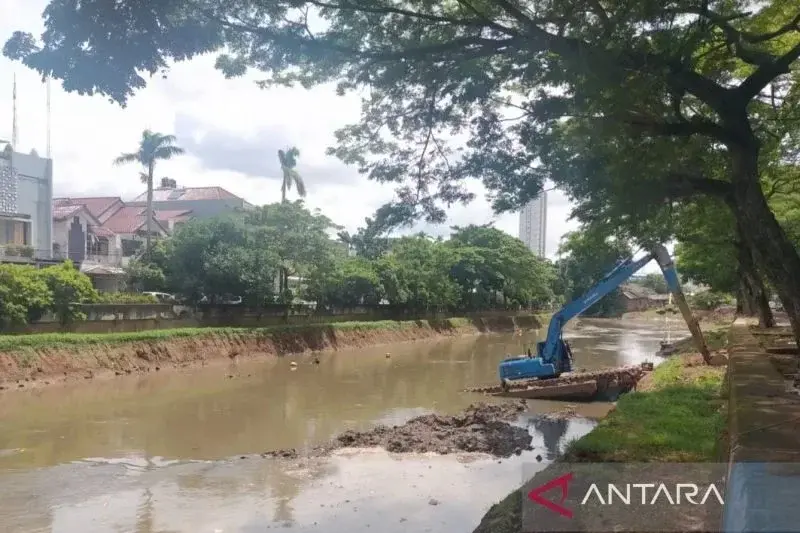 Alat berat sedang dioperasikan untuk mengeruk lumpur sedimen di Kali Pesanggrahan, Jakarta Barat, untuk mencegah banjir di sekitar kali tersebut, Rabu (8/1/2025). ANTARA/Risky Syukur