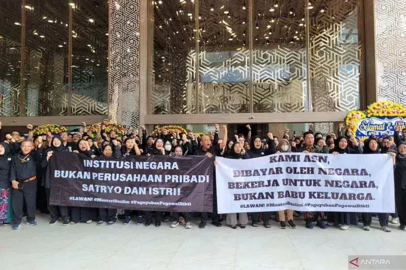 Ratusan pegawai Aparatur Sipil Negara (ASN) dari Direktorat Jenderal Pendidikan Tinggi (Ditjen Dikti) Kementerian Pendidikan Tinggi, Sains, dan Teknologi (Kemdiktisaintek) menggelar aksi damai di depan kantor Kemdiktisaintek, Jakarta, Senin (20/1/2025). ANTARA/Sean Filo Muhamad