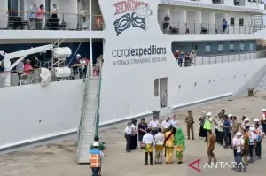 Pemprov Kalsel memyambut kedatangan para turis Kapal Pesiar Coral Geographer dari Australia di Pelabuhan Trisakti Banjarmasin, Kalimantan Selatan, Senin (6/1/2025). (ANTARA/Tumpal Andani Aritonang)