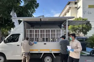 Pemberian makan bergizi gratis kepada para siswa sekolah dasar di Kabupaten Bandung, Jawa Barat, Senin (13/1/2025). (ANTARA/Rubby Jovan)