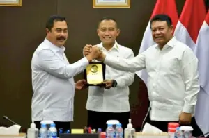 (kiri ke kanan) Menteri Imipas Jenderal Pol (Purn) Agus Andrianto, Kepala BNPT Komjen Pol Eddy Hartono, serta Kepala Densus 88 AT Polri Irjen Pol Sentot Prasetyo dalam audiensi di Kantor Kementerian Imipas, Jakarta, Kamis (9/1/2025). ANTARA/HO-BNPT RI
