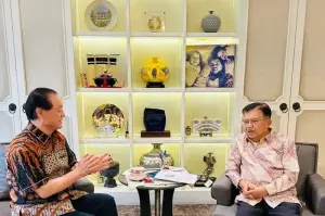 Ketua internasional UPF Chang Shik Yang (kiri) bertemu Jusuf Kalla (JK) di kediamannya pada Sabtu (11/1/2024). (ANTARA FOTO/HO-UPF)